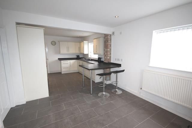 Property photo 3 of 11 Kitchen