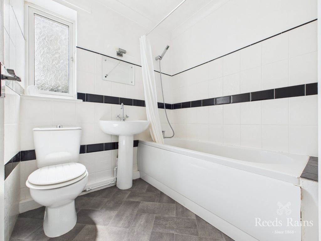 Property photo 3 of 17 Bathroom