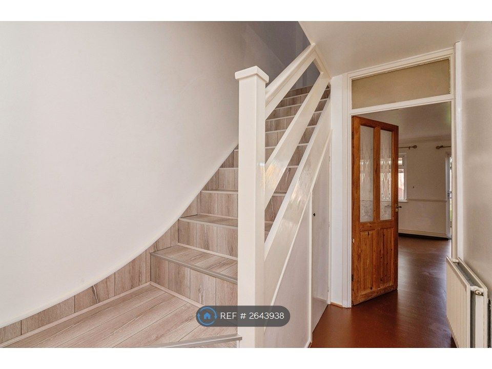 Property photo 2 of 19 Entrance Hall