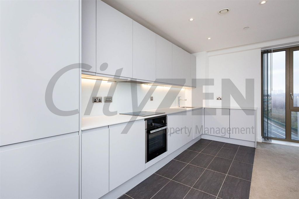 Property photo 3 of 18 Kitchen