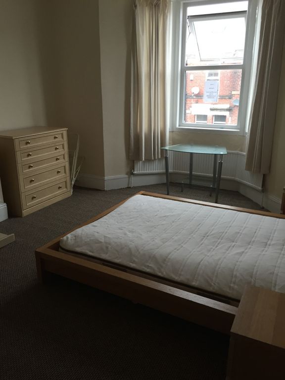 Property photo 1 of 9 This Inviting Double Bedroom Features Ample Natura...