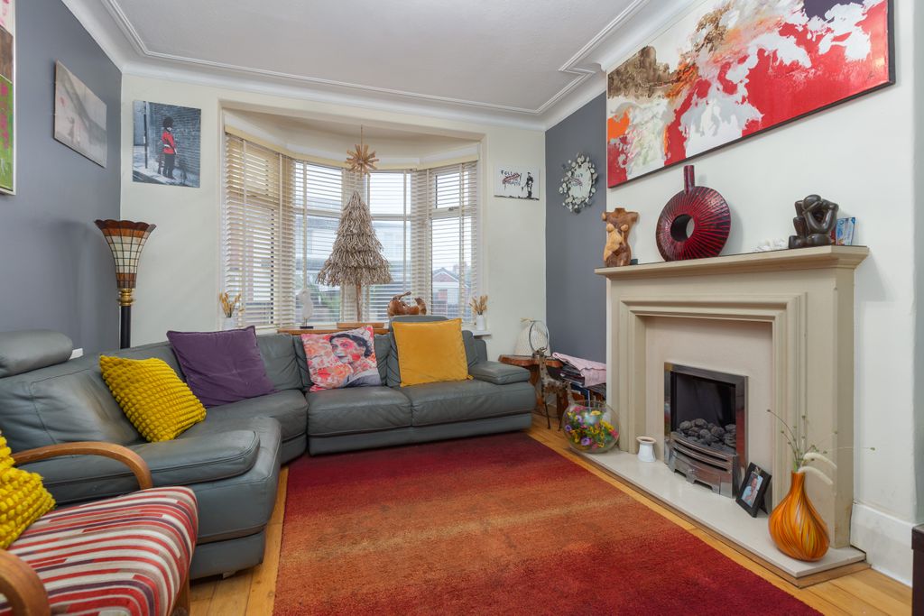 Property photo 3 of 27 Lounge