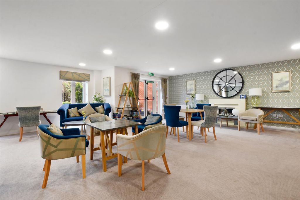 Property photo 3 of 11 05-705Dgcmcs - 22 Mountbatten House - Comm Lounge