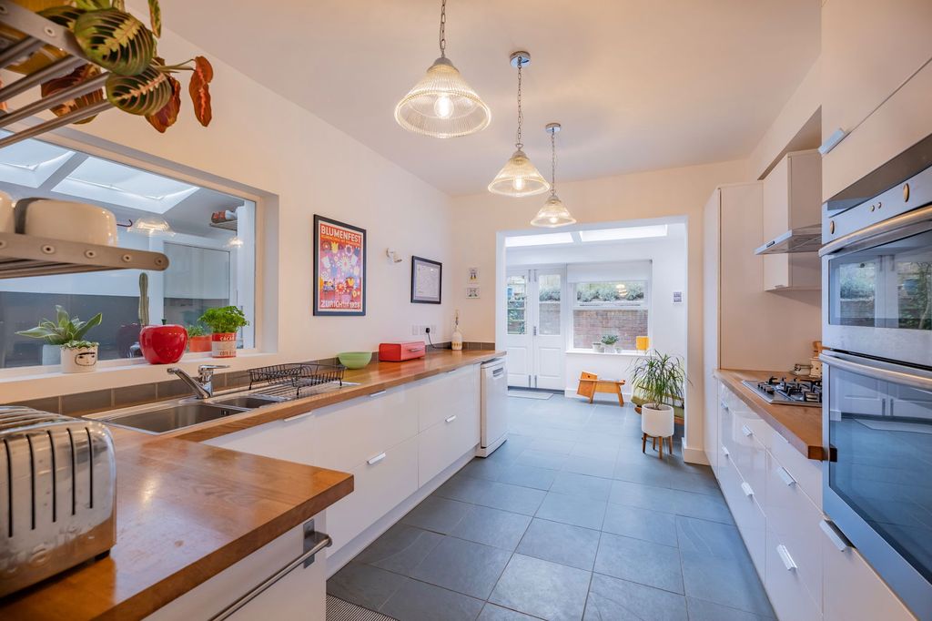 Property photo 3 of 33