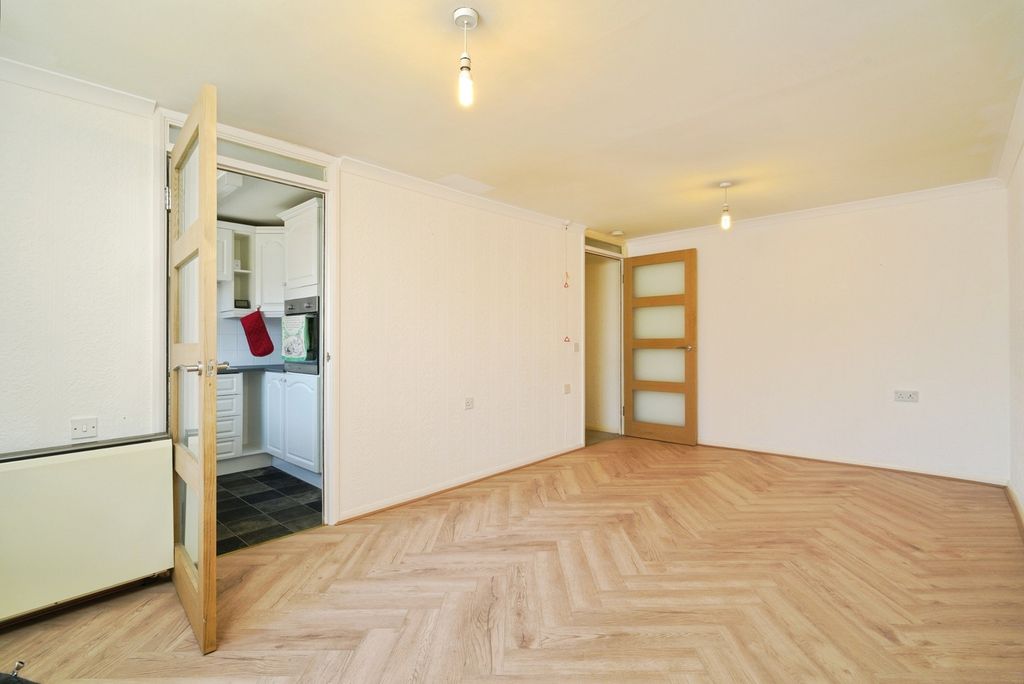 Property photo 3 of 20 Lounge