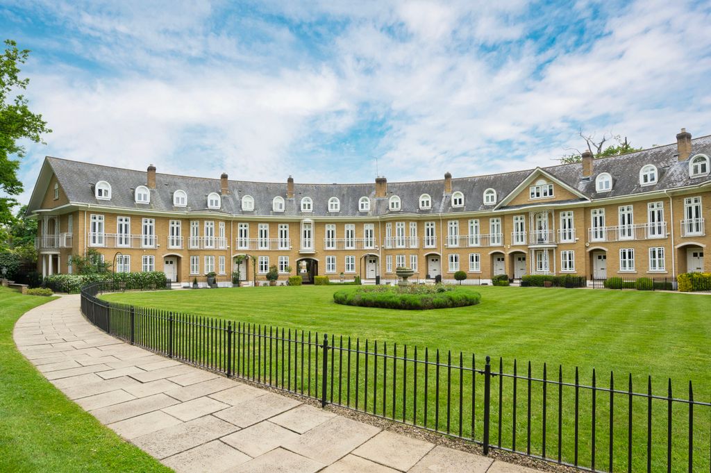 Property photo 1 of 17 Fullcrescent 2023 (2