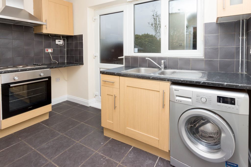 Property photo 2 of 6 Kitchen