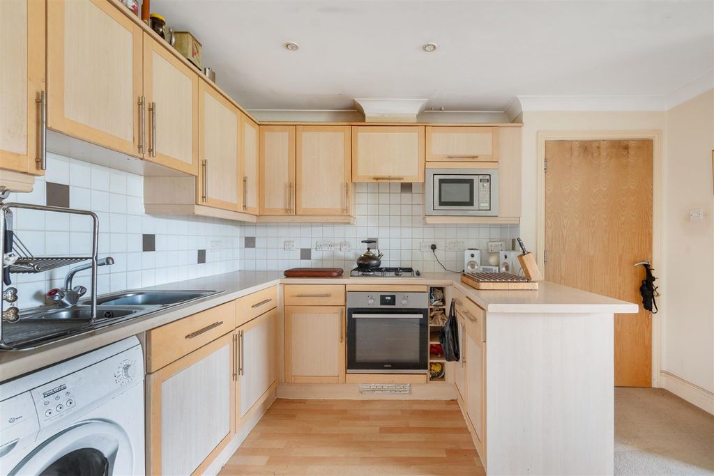 Property photo 2 of 6 Clarendon Court.