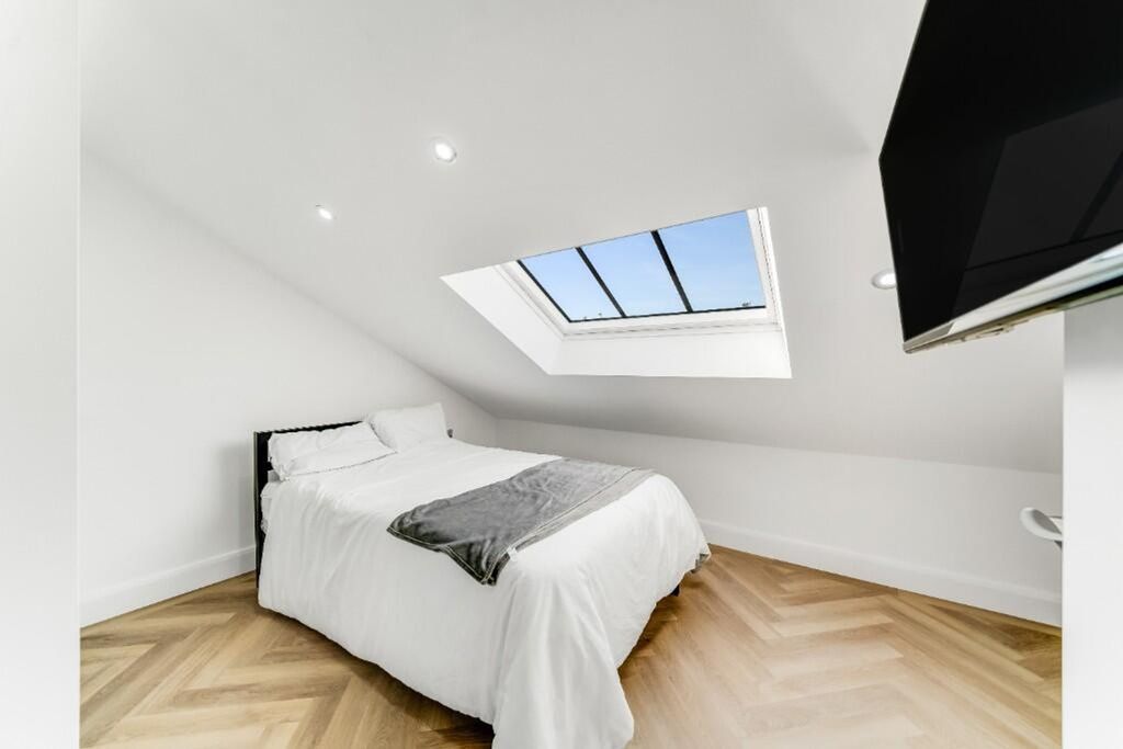 Property photo 3 of 11 Bright And Airy Double Bedroom Featuring A Large S...