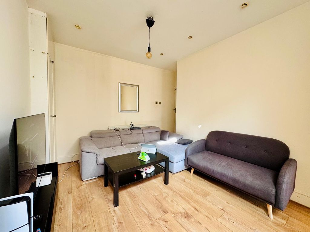 Property photo 2 of 12 Carltom Avenue (10)
