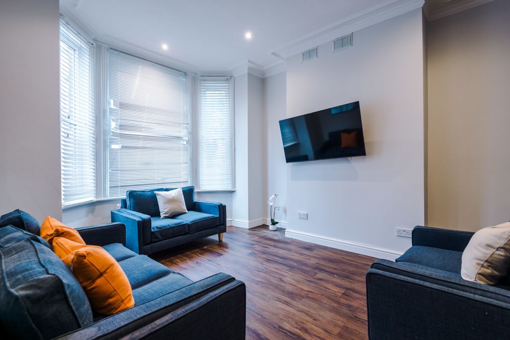 Property photo 3 of 18 17 Cawdor Road, Living Room 3
