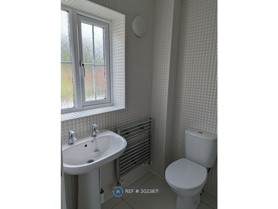Property photo 3 of 13 Ensuite Shower Room