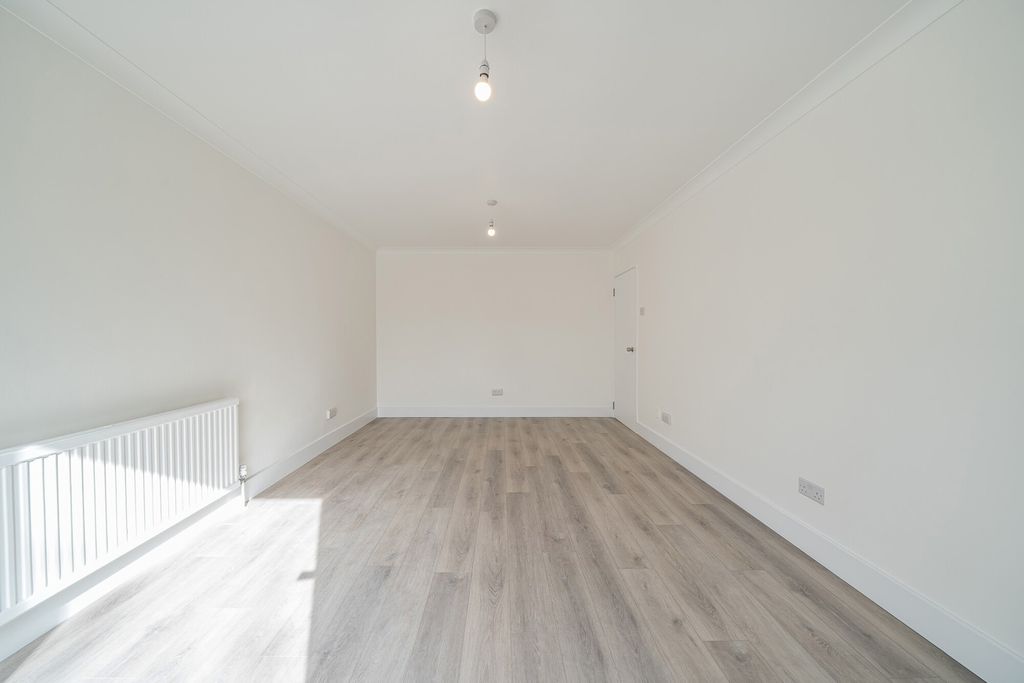 Property photo 3 of 20 1441994-8-69d8Bd1...