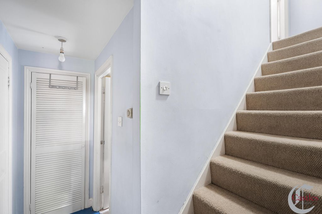 Property photo 2 of 15 Hallway
