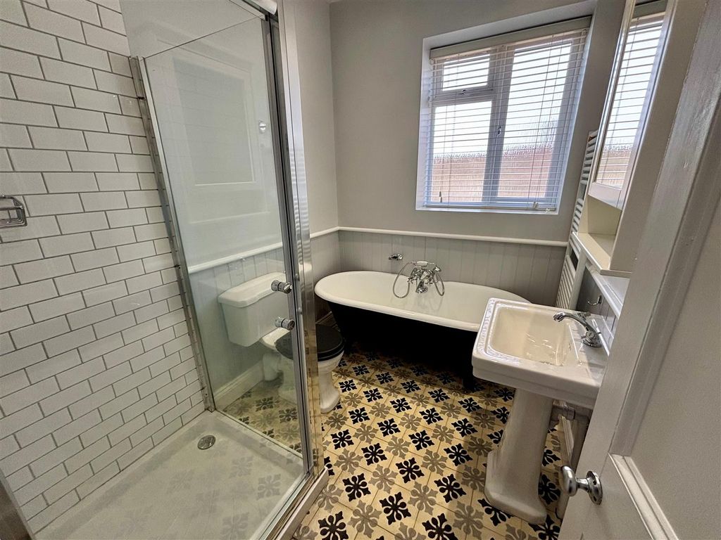 Property photo 1 of 21 Bathroom Pic 1.Jpg