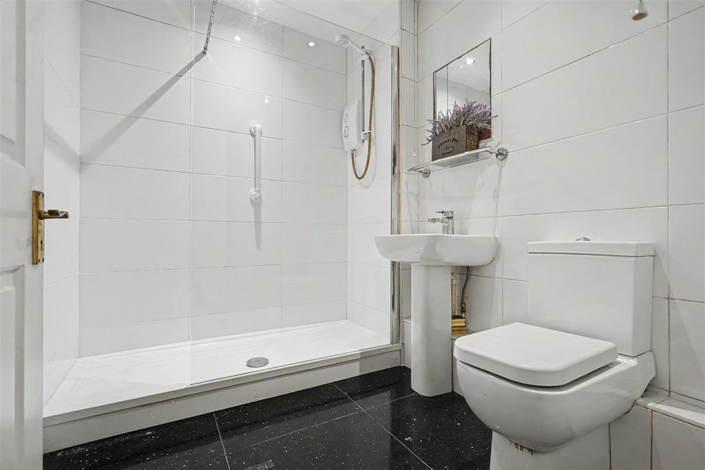 Property photo 3 of 9 Bathroom
