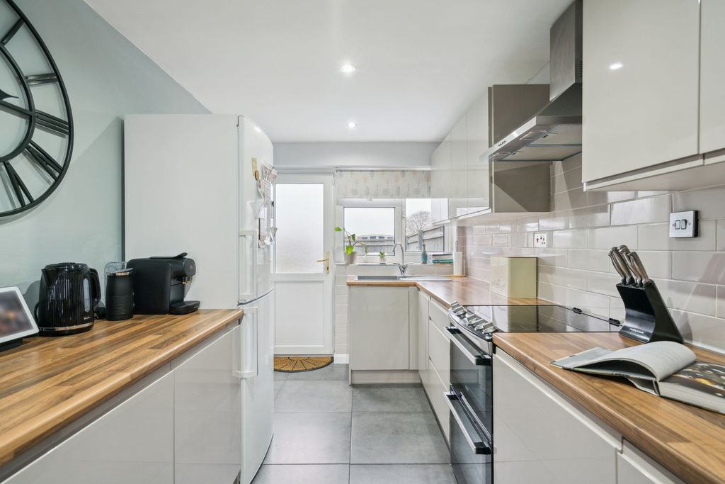 Property photo 2 of 10 Kitchen