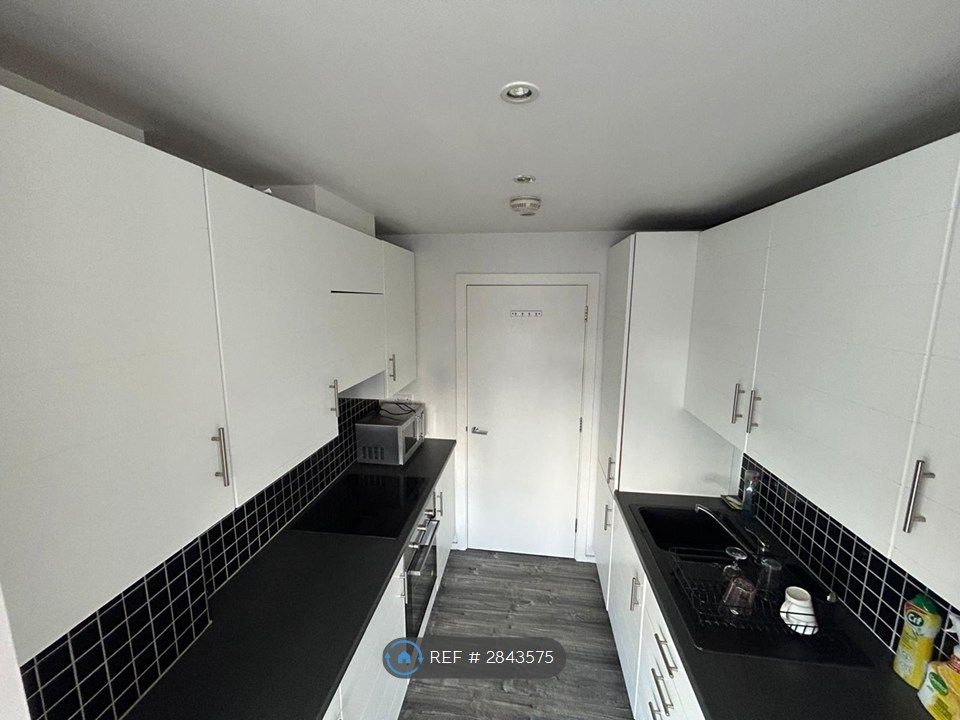 Property photo 3 of 8 Kitchen