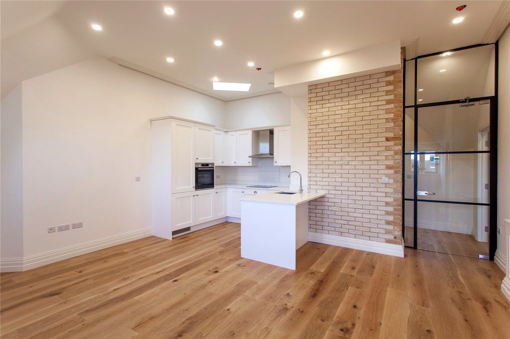 Property photo 3 of 10 Kitchen/ Dining
