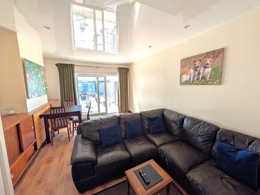 Property photo 2 of 15 Lounge