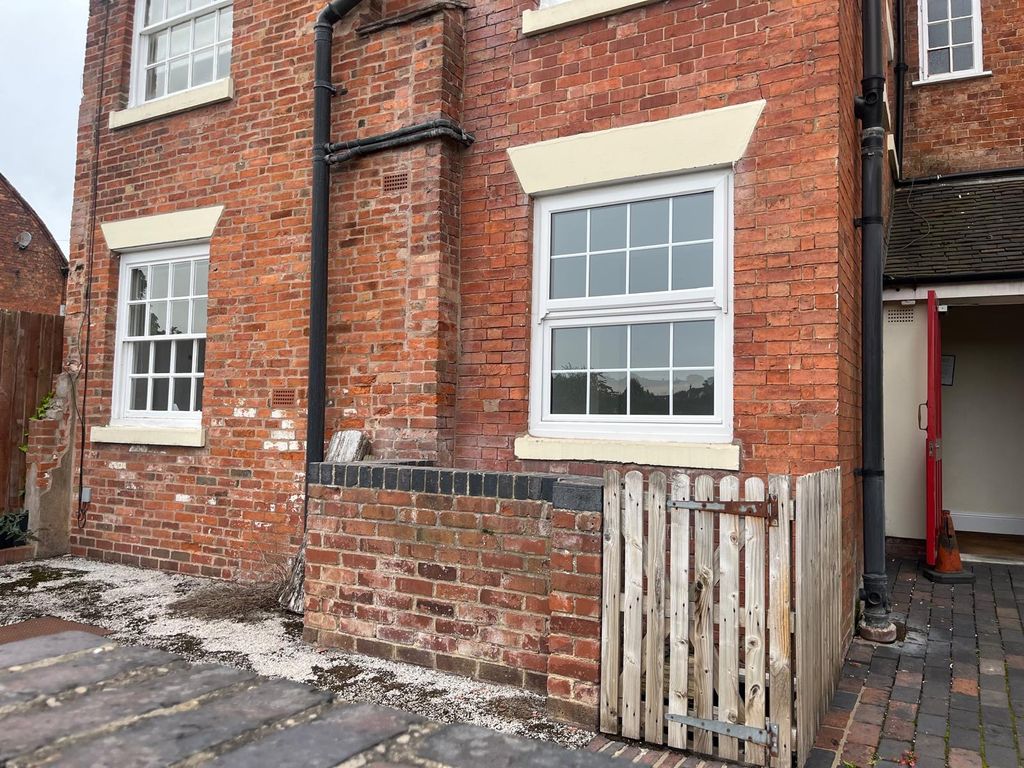 Property photo 2 of 8 Communal Entrance Door: