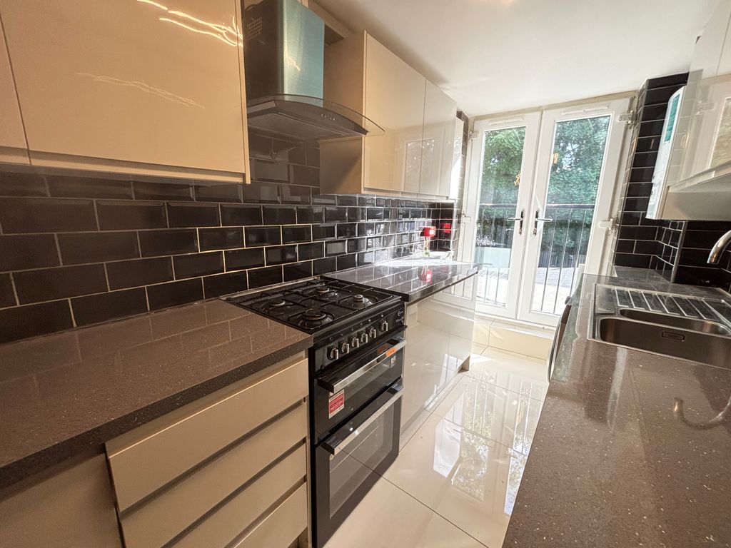 Property photo 2 of 13 Gas Cooker