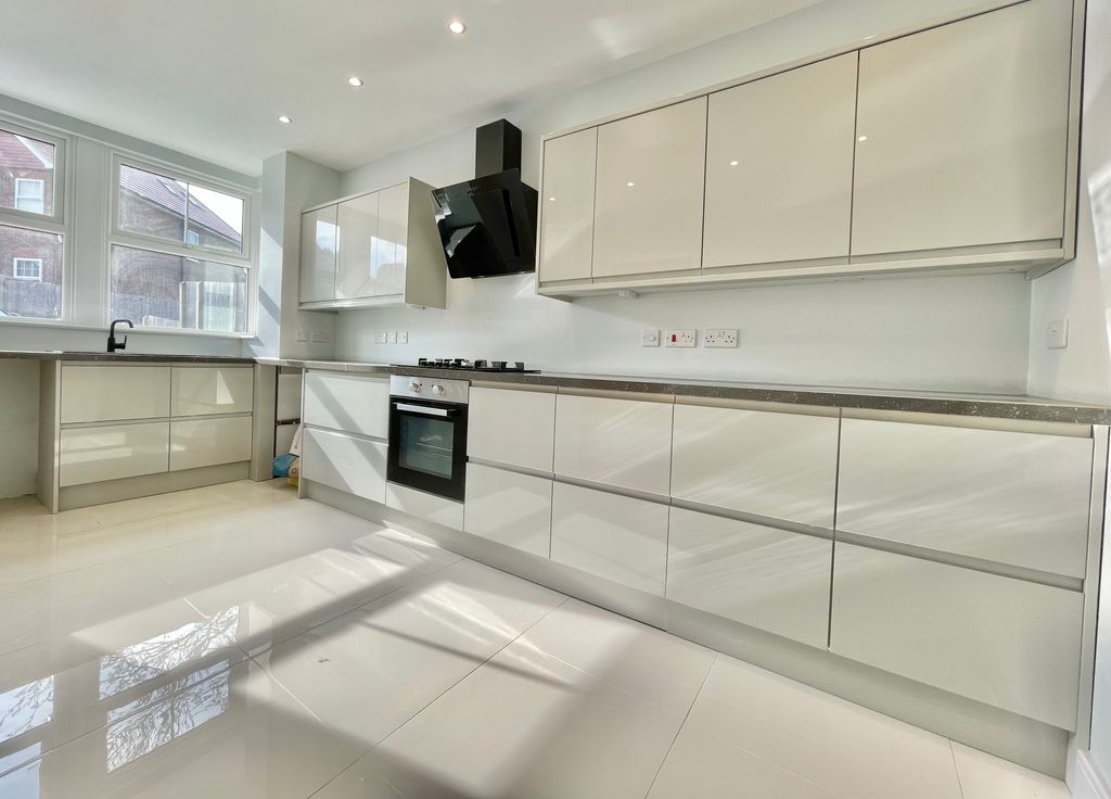 Property photo 3 of 14 Kitchen