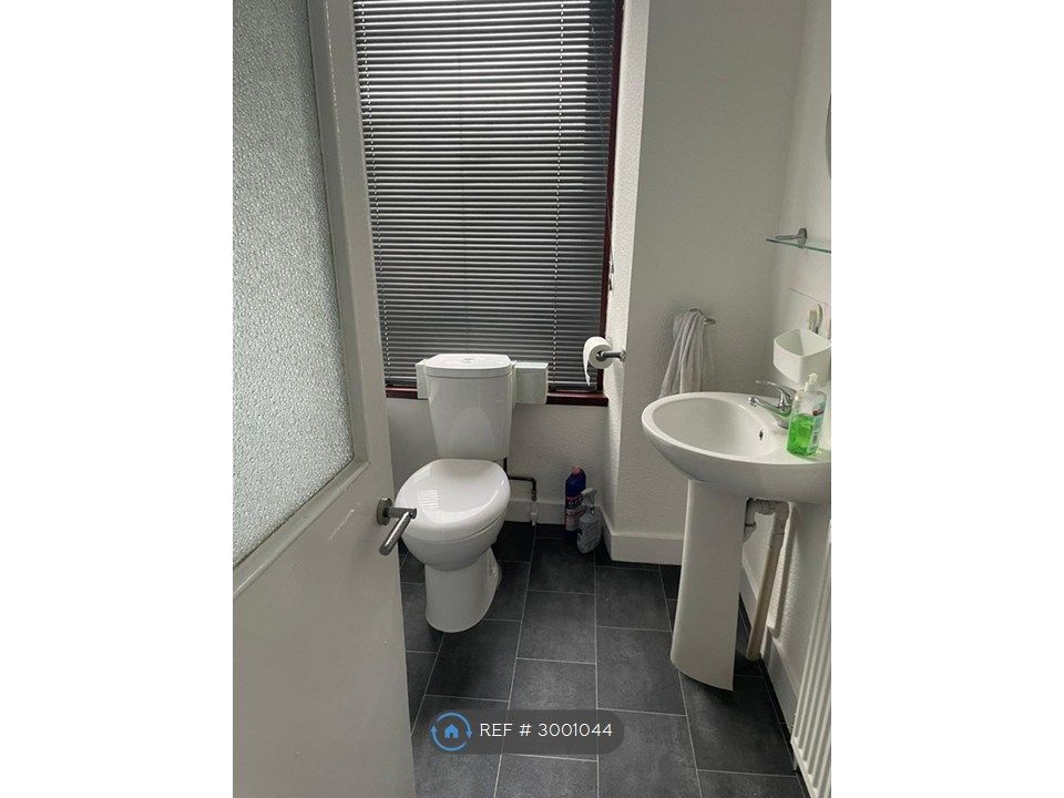 Property photo 3 of 13 Bathroom