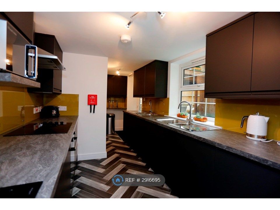 Property photo 3 of 8 Kitchen