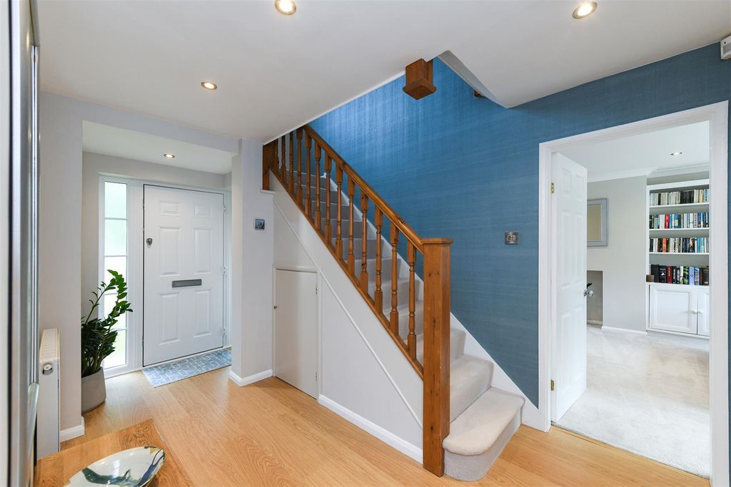 Property photo 2 of 26 5Burnehamclose-32.Jpg