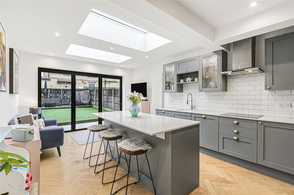 Property photo 2 of 31