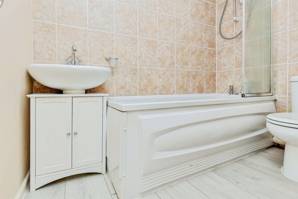 Property photo 2 of 24 Bathroom