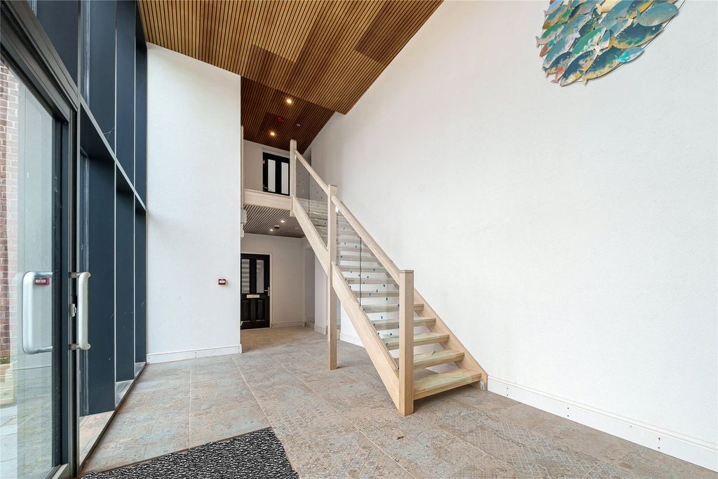 Property photo 2 of 8 Communal Entrance
