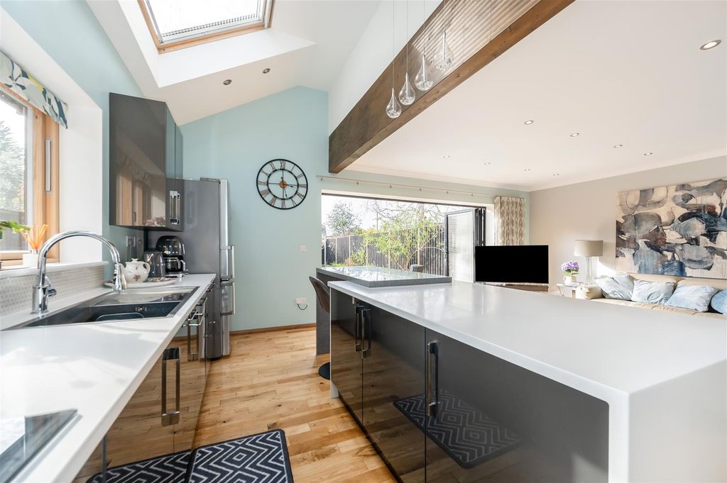 Property photo 2 of 25 Ph8_6468305.Jpg