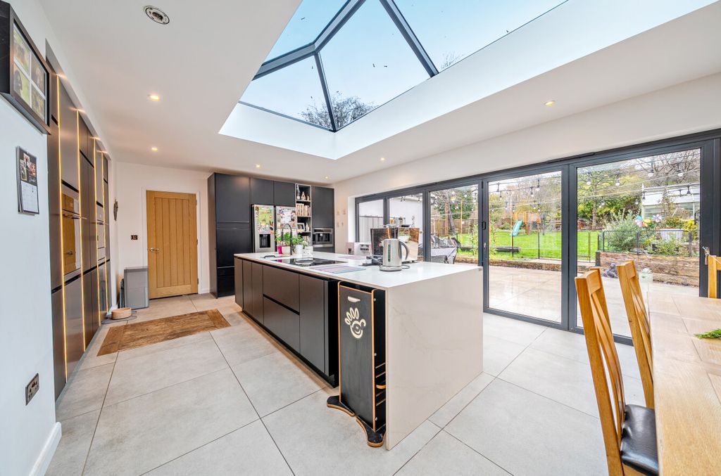 Property photo 2 of 17 1387030-1-6931711...