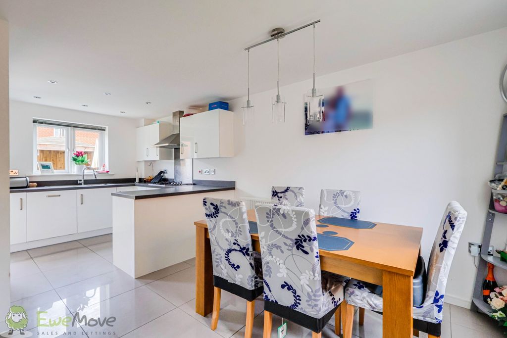 Property photo 2 of 16 Kitchen Diner