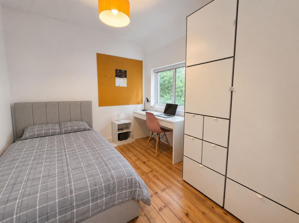 Property photo 1 of 10 Bedroom