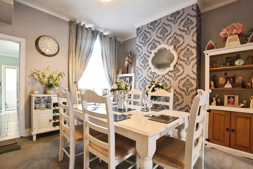 Property photo 3 of 21 Dining Room