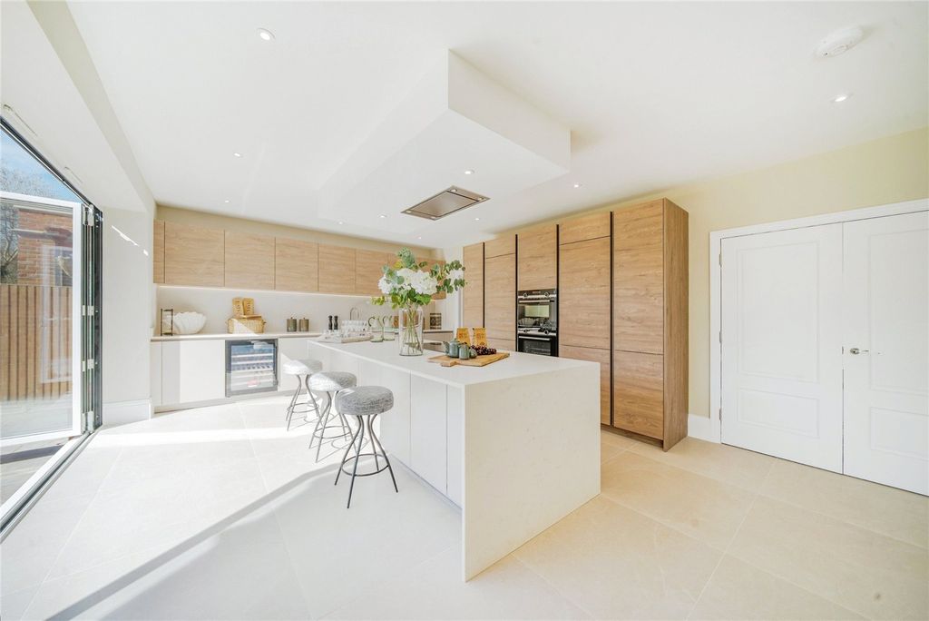 Property photo 2 of 16 Picture No. 15