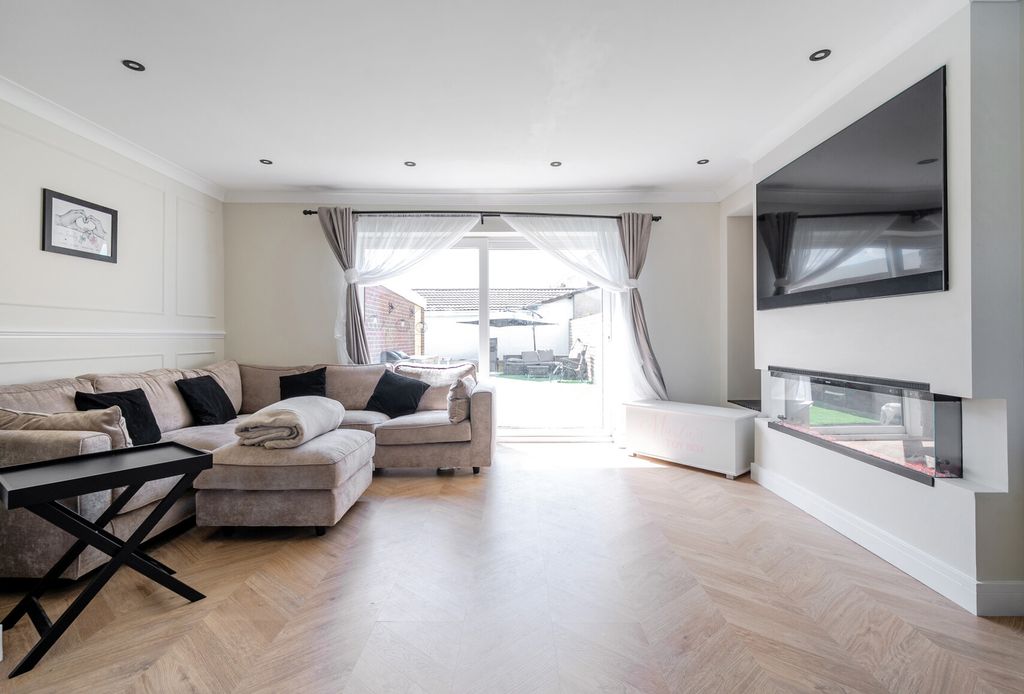 Property photo 3 of 22 1290858-15-682F16...