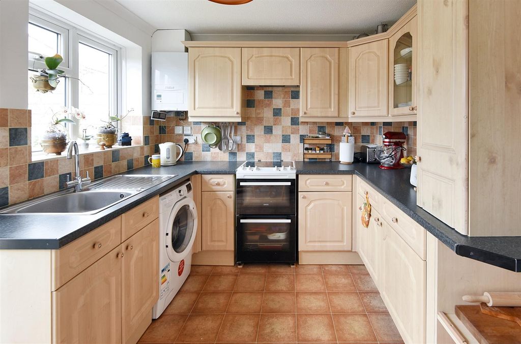 Property photo 3 of 11 Kitchen