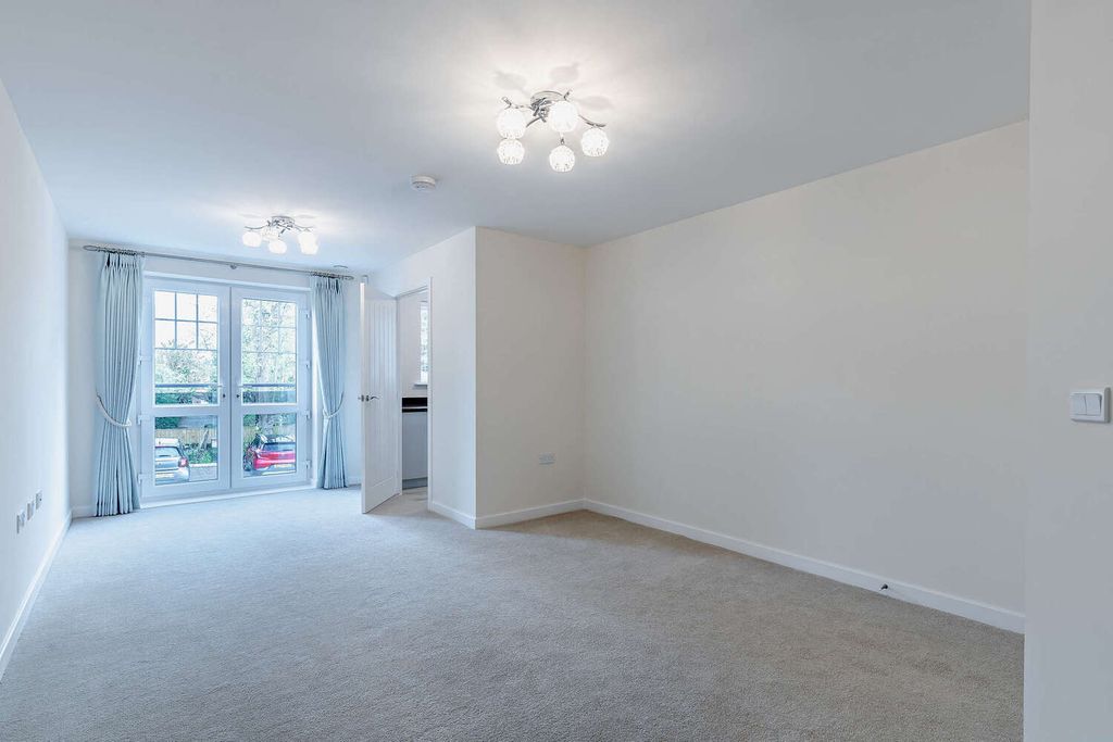 Property photo 1 of 10 Living Room