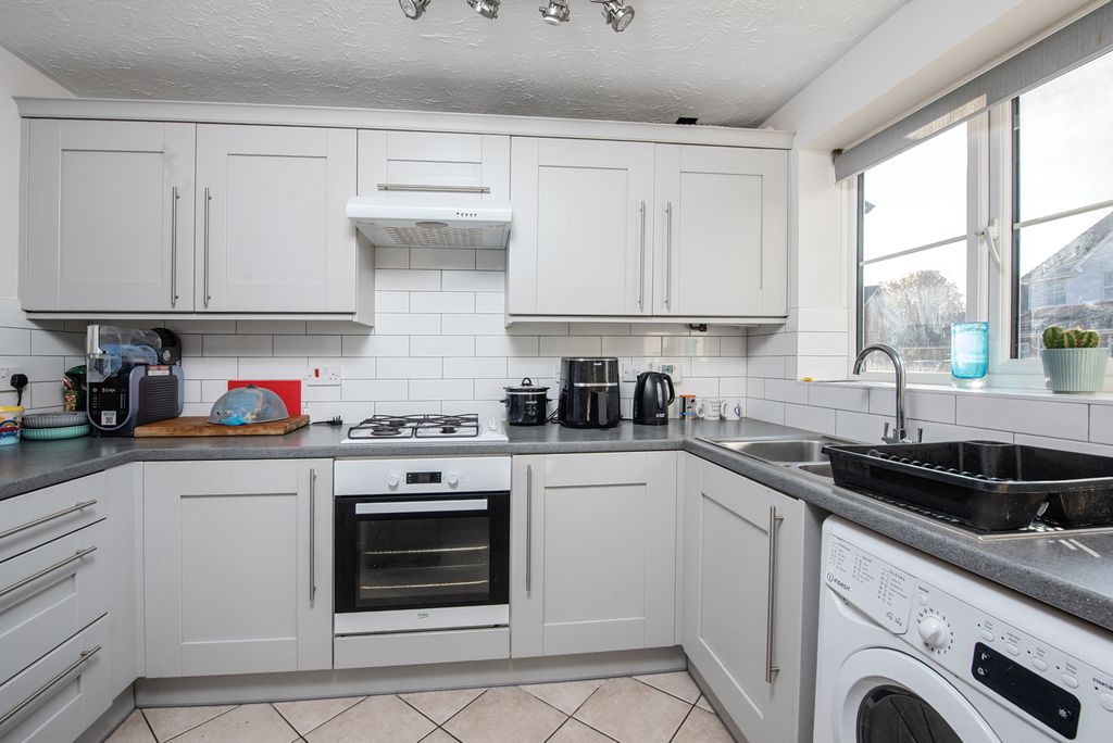 Property photo 2 of 8 Kitchen