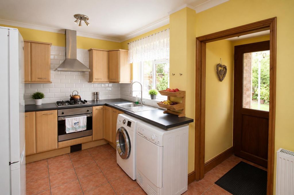 Property photo 2 of 6 35 Woolaston Kitchen.Png