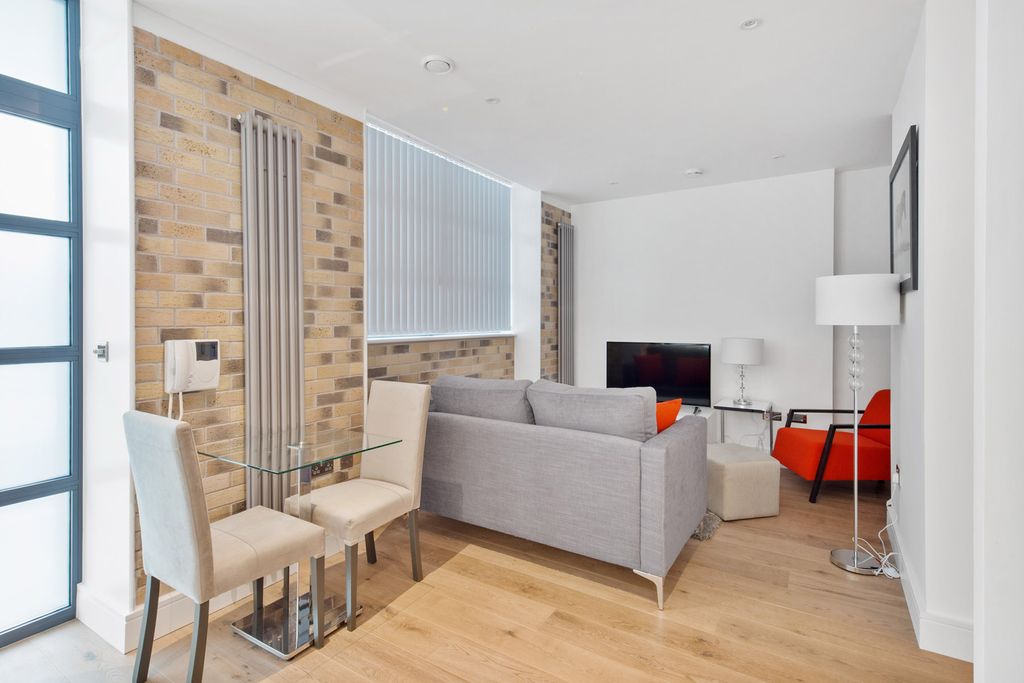 Property photo 3 of 7 Lounge