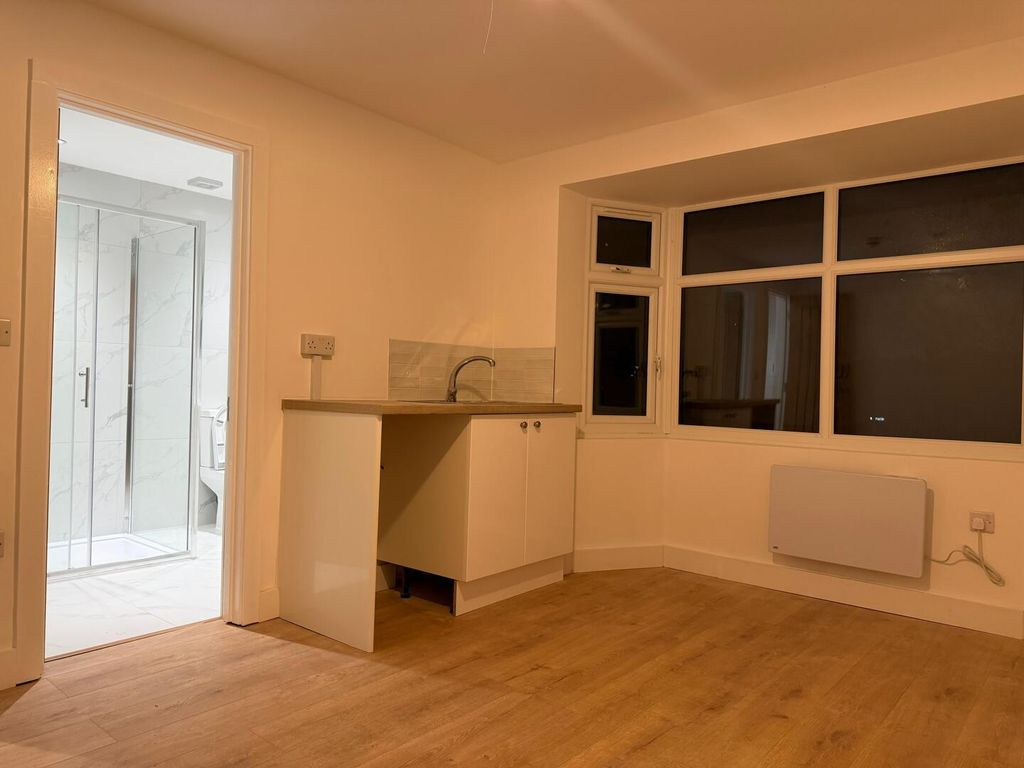 Property photo 2 of 18 Kitchen