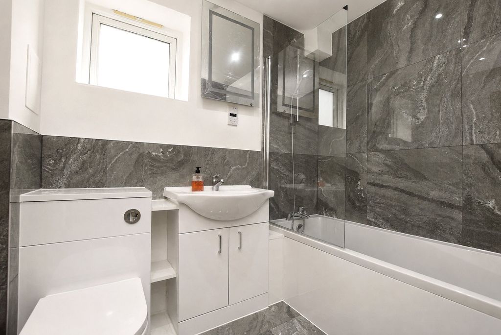 Property photo 1 of 7 Bathroom