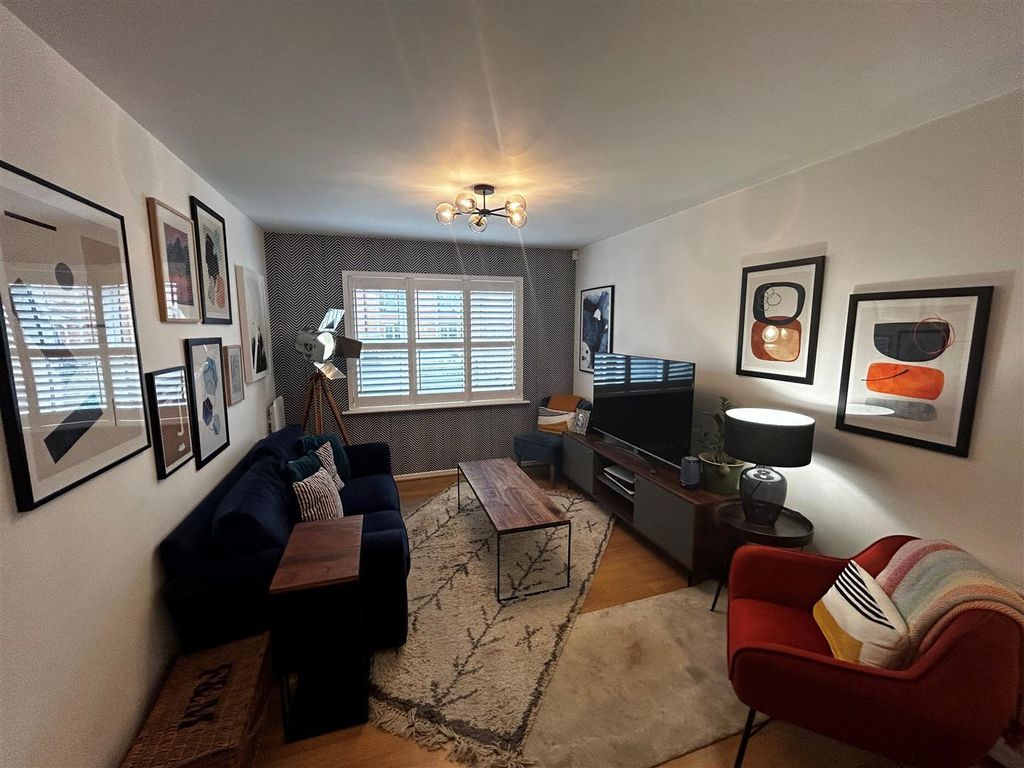 Property photo 3 of 13 Lounge