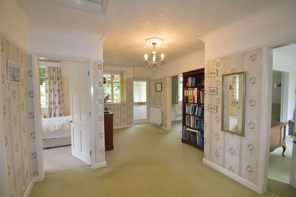 Property photo 3 of 20 Entrance Hallway