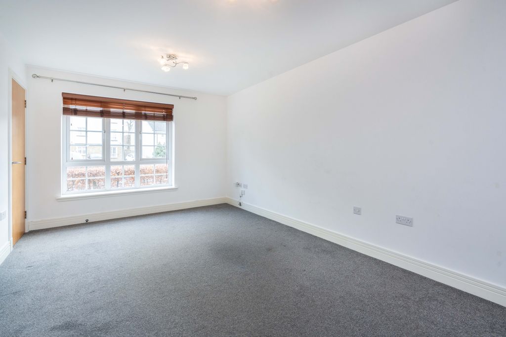 Property photo 3 of 14 Flat 2, 11 Crown Crescent, Larbert, Fk5 4Xp (5)